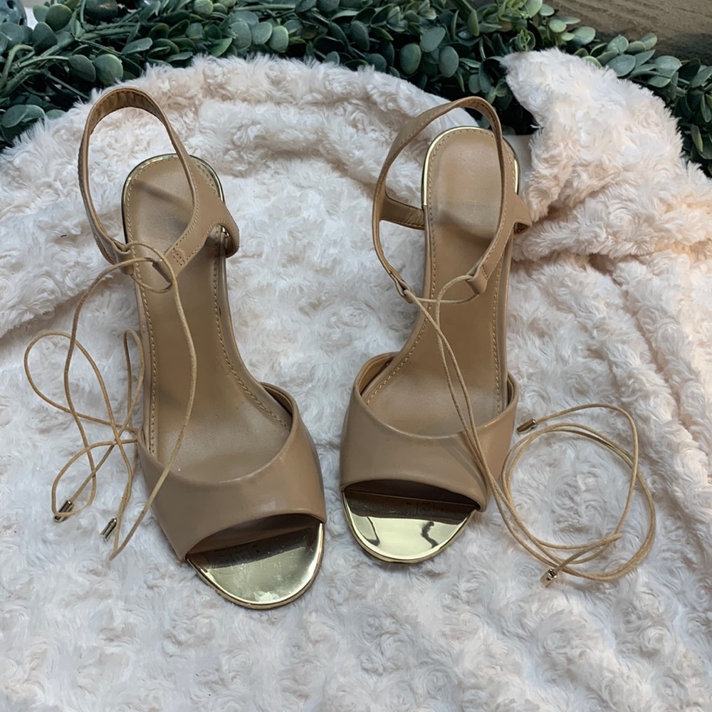 Women Aldo tan wedge sandals with gold toe accent. Size 8